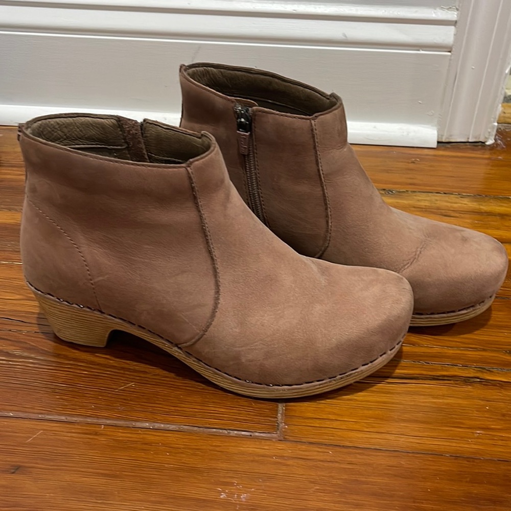 Size 39 Pink suede Dansko Maria booties